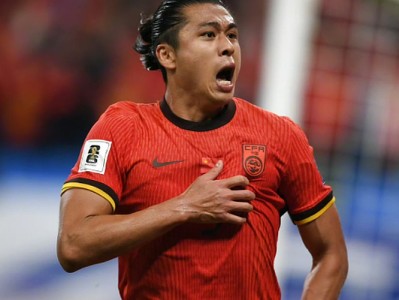  莱万多夫斯基迎来七赛季高光表现，澳大利亚队球迷沸腾！最新手机游戏